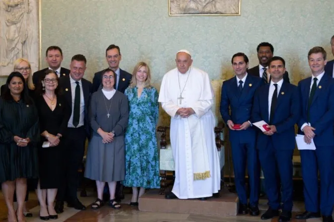 El Papa Francisco junto a CEOs de empresas y bancos