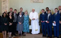 El Papa Francisco junto a CEOs de empresas y bancos, este 15 de junio.
