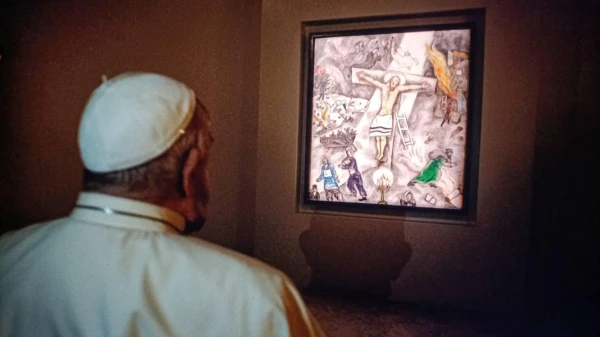 El Papa Francisco observa la Crucifixión Blanca de Marc Chagall. Crédito: Vatican Media.