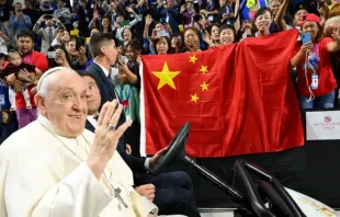 El Papa Francisco saluda en Mongolia, ante un grupo de fieles de China. Crédito: Vatican News