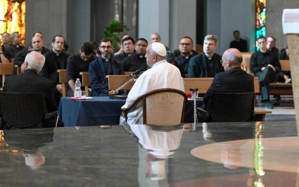 El Papa Francisco en su encuentro con los sacerdotes jóvenes de Roma el 29 de mayo.?w=200&h=150