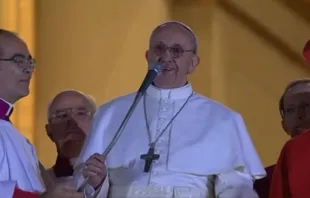 El Papa Francisco se dirige por primera vez a los fieles tras su elección el 13 de marzo de 2013. Crédito: Captura de pantalla de EWTN en Youtube
