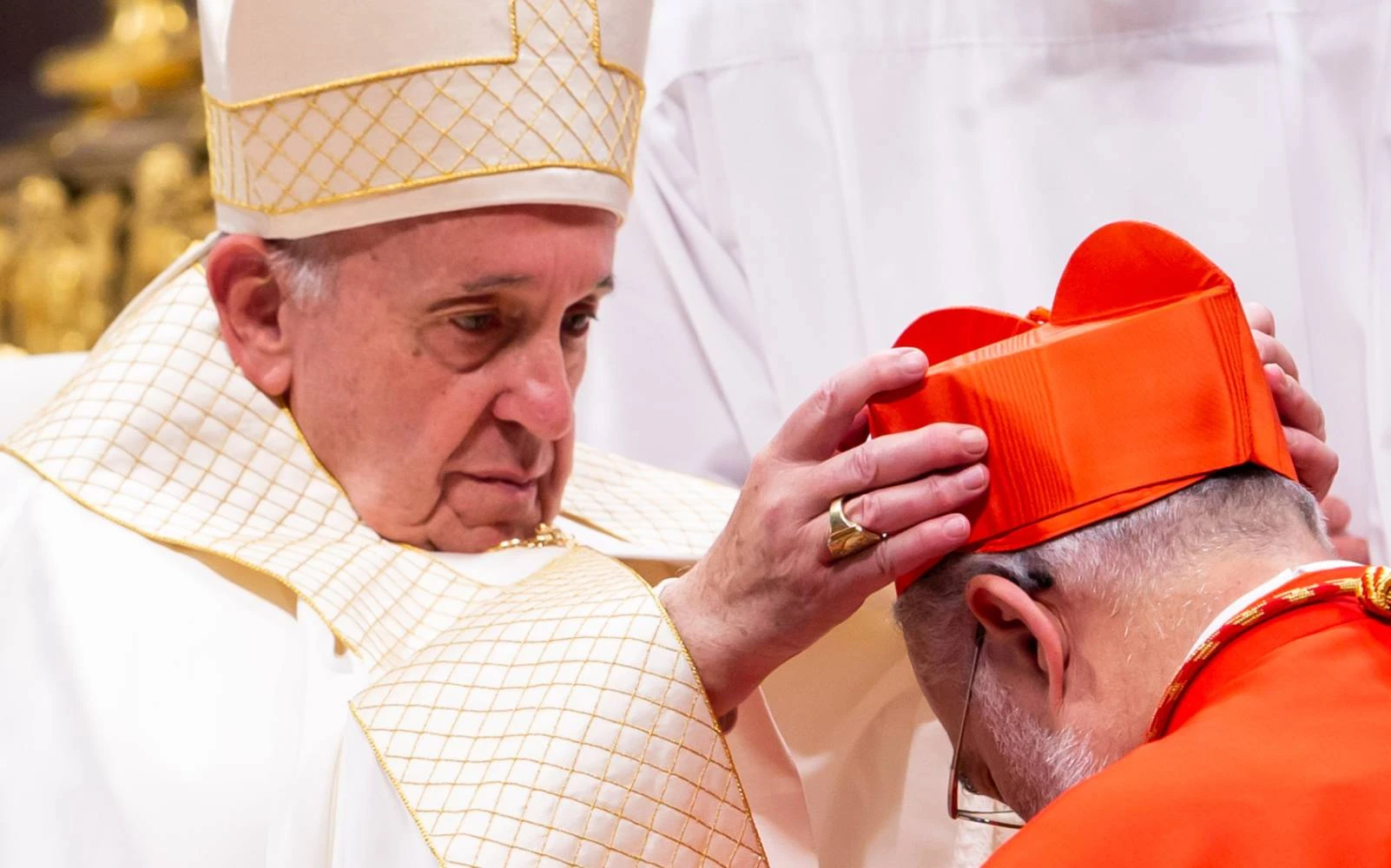 El Papa Francisco coloca la birreta roja al cardenal Cristóbal López Romero de Rabat (Marruecos), durante un consistorio público ordinario para la creación de nuevos cardenales en la Basílica de San Pedro, el 5 de octubre de 2019.?w=200&h=150