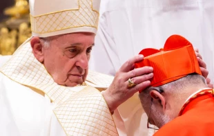 El Papa Francisco coloca la birreta roja al cardenal Cristóbal López Romero de Rabat (Marruecos), durante un consistorio público ordinario para la creación de nuevos cardenales en la Basílica de San Pedro, el 5 de octubre de 2019. Crédito: Daniel Ibáñez / EWTN News.