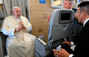 El Papa Francisco durante la conferencia de prensa que dio en el vuelo de retorno a Roma. Crédito: Courtney Mares (CNA)