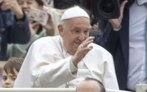 El Papa Francisco saluda a los fieles en la Plaza de San Pedro.