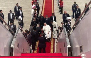 El Papa Francisco se despide de Indonesia para partir rumbo a Papúa Nueva Guinea. Crédito: Vatican Media.