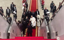 El Papa Francisco se despide de Indonesia para partir rumbo a Papúa Nueva Guinea.