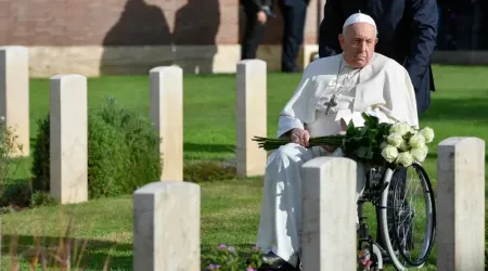 Papa Francisco en el Cementerio de Guerra de Roma