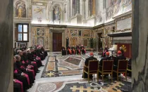 El Papa Francisco se reúne con miembros del Dicasterio para la Doctrina de la Fe (DDF) del Vaticano, el viernes 26 de enero de 2024.