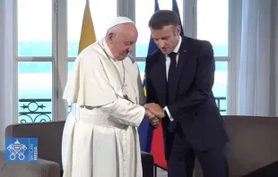 Papa Francisco y Emmanuel Macron. Crédito: Captura de video / Vatican Media.