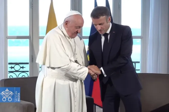 Papa Francisco y Emmanuel Macron.