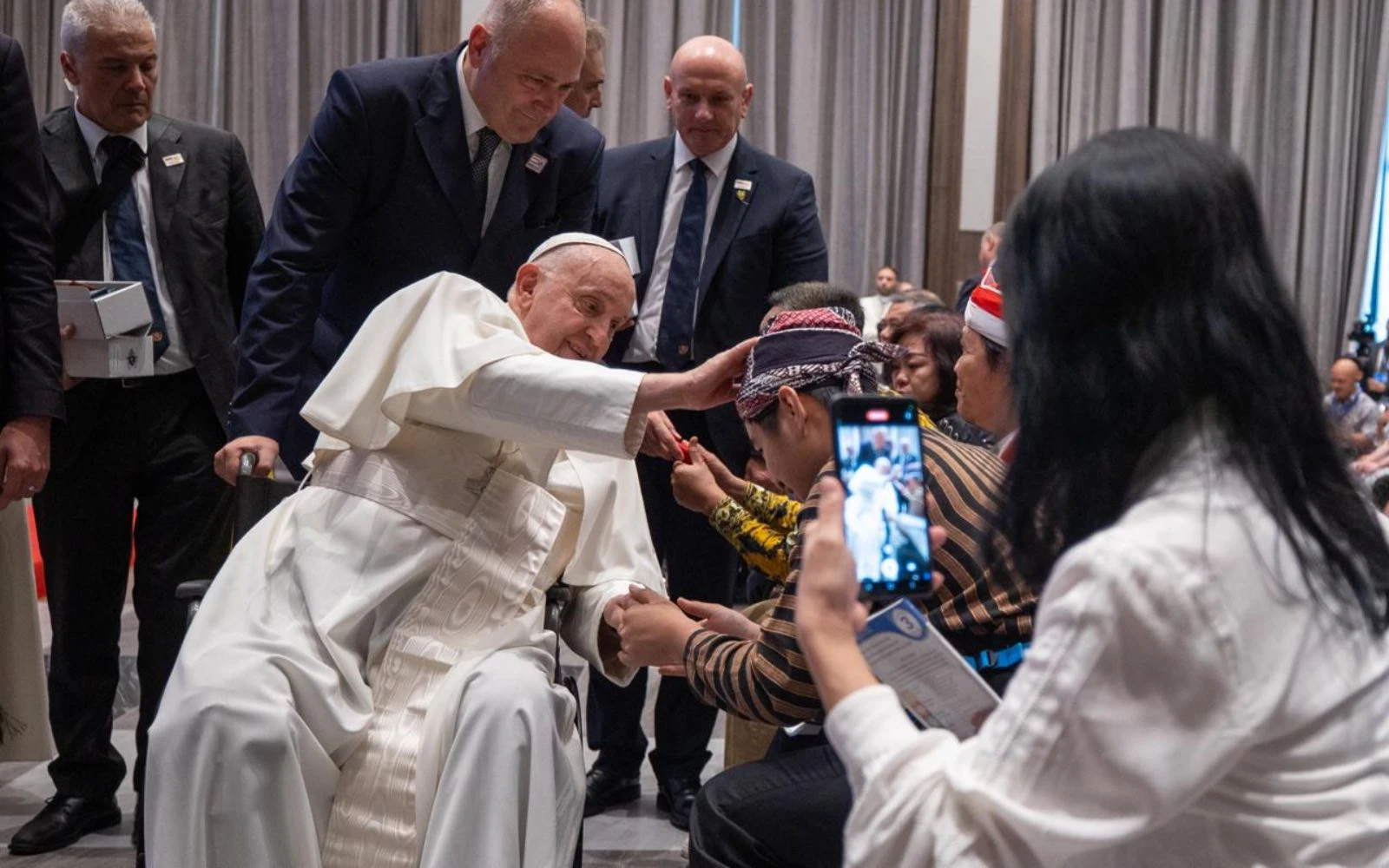 El Papa Francisco bendice a los presentes en su encuentro con personas atendidas por organizaciones benéficas, en la sede de la Conferencia Episcopal de Indonesia.?w=200&h=150