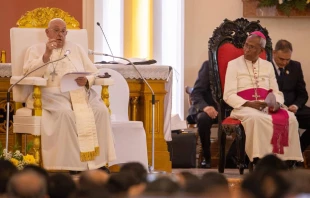 El Papa Francisco durante su encuentro con obispos, sacerdotes, religiosos, diáconos y catequistas en Timor Oriental, la mañana del 10 de septiembre. Crédito: Daniel Ibáñez / EWTN News.