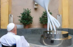 El Papa Francisco bendice a escultura del proyecto "Plazas por la paz" en el Vaticano Crédito: Proyecto Plazas por la Paz