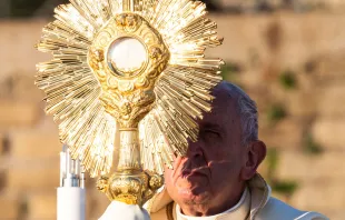 El Papa Francisco sostiene el Santísimo Sacramento Crédito: Daniel Ibáñez / ACI Prensa