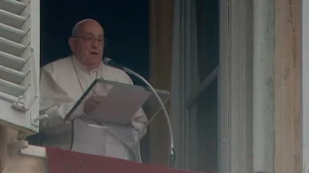 El Papa Francisco durante el rezo del Ángelus este domingo 5 de enero de 2025, en medio de la lluvia y el frío del invierno romano.