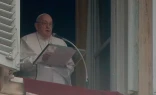 El Papa Francisco durante el rezo del Ángelus este domingo 5 de enero de 2025, en medio de la lluvia y el frío del invierno romano.