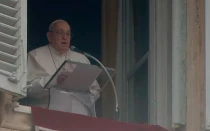 El Papa Francisco durante el rezo del Ángelus este domingo 5 de enero de 2025, en medio de la lluvia y el frío del invierno romano.