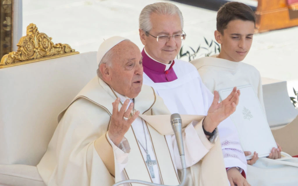 El Papa Francisco explica a los niños del mundo qué es la Santísima Trinidad, durante la Misa que presidió este domingo 26 de mayo en la Plaza de San Pedro en el Vaticano?w=200&h=150