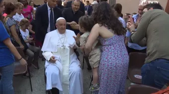El Papa Francisco encuentra a familias en Roma.