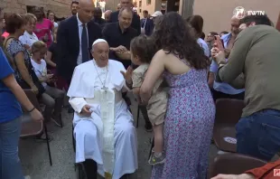 El Papa Francisco encuentra a familias en Roma. Crédito: EWTN News