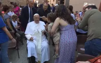 El Papa Francisco encuentra a familias en Roma.
