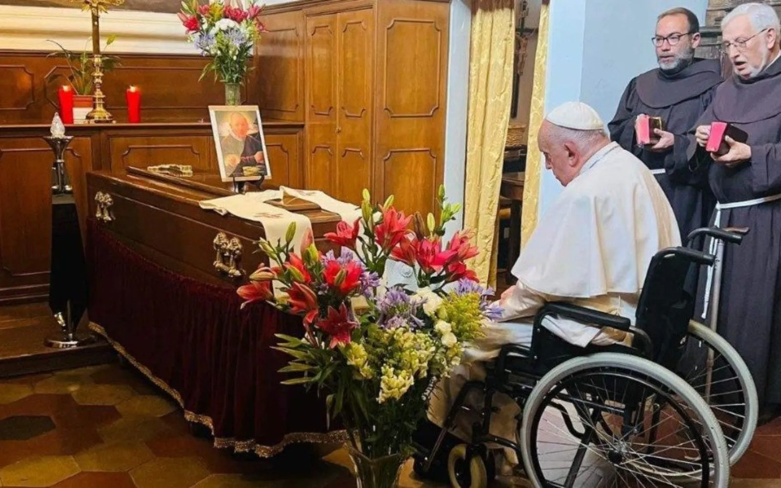 El Papa Francisco reza ante el féretro del P. Manuel Blanco, su fallecido confesor.?w=200&h=150