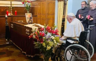 El Papa Francisco reza ante el féretro del P. Manuel Blanco, su fallecido confesor. Crédito: Vatican Media.