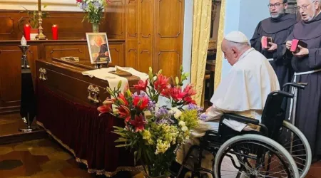 El Papa Francisco reza ante el féretro del P. Manuel Blanco, su fallecido confesor