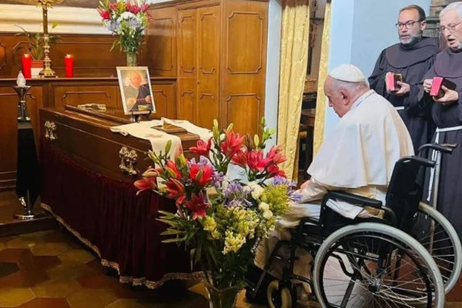 El Papa Francisco reza ante el féretro del P. Manuel Blanco, su fallecido confesor
