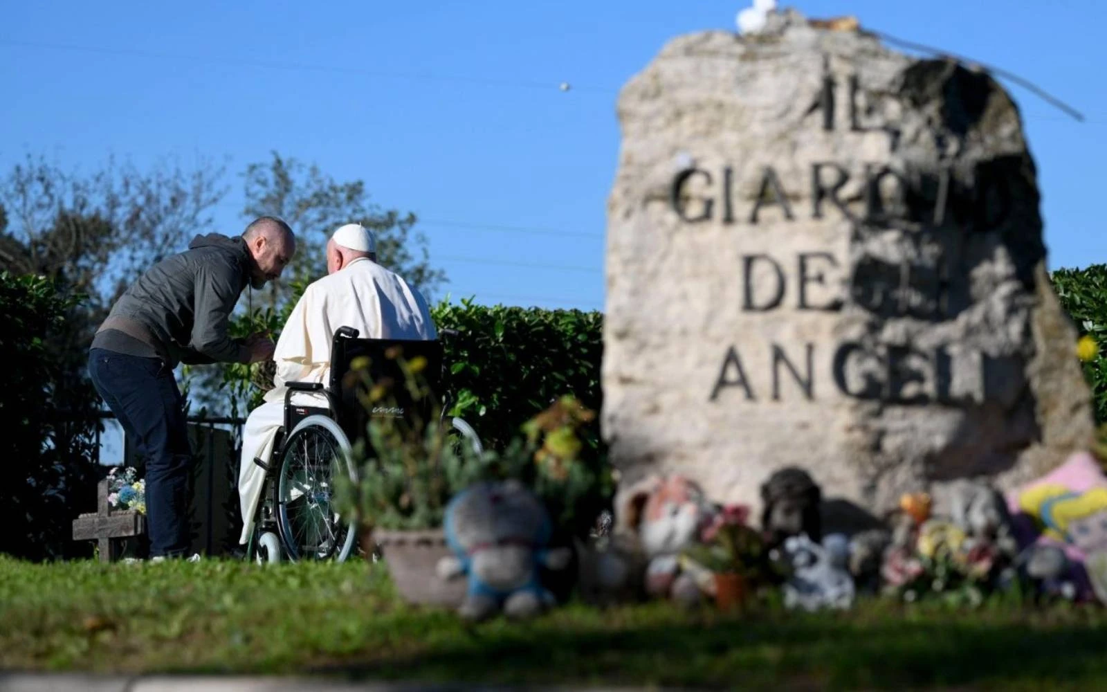 El Papa Francisco se encuentra con Stefano, padre de uno de los niños enterrados en el Jardín de los Ángeles, en el Cementerio Laurentino de Roma (Italia), este 2 de noviembre,?w=200&h=150