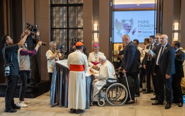 El Papa Francisco firmó la placa de mármol de la sede de la Conferencia Episcopal de Indonesia. Crédito: Daniel Ibáñez / EWTN News.