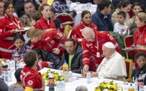 El Papa Francisco ofrece un almuerzo a 1.300 personas en el Vaticano por la Jornada Mundial de los Pobres.