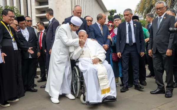 El Papa Francisco besa la mano del Gran Imán Nasaruddin Umar tras la firma de la Declaración de "Istiqlal", el 5 de septiembre de 2024 en Yakarta, Indonesia. Crédito: Daniel Ibáñez / EWTN News.