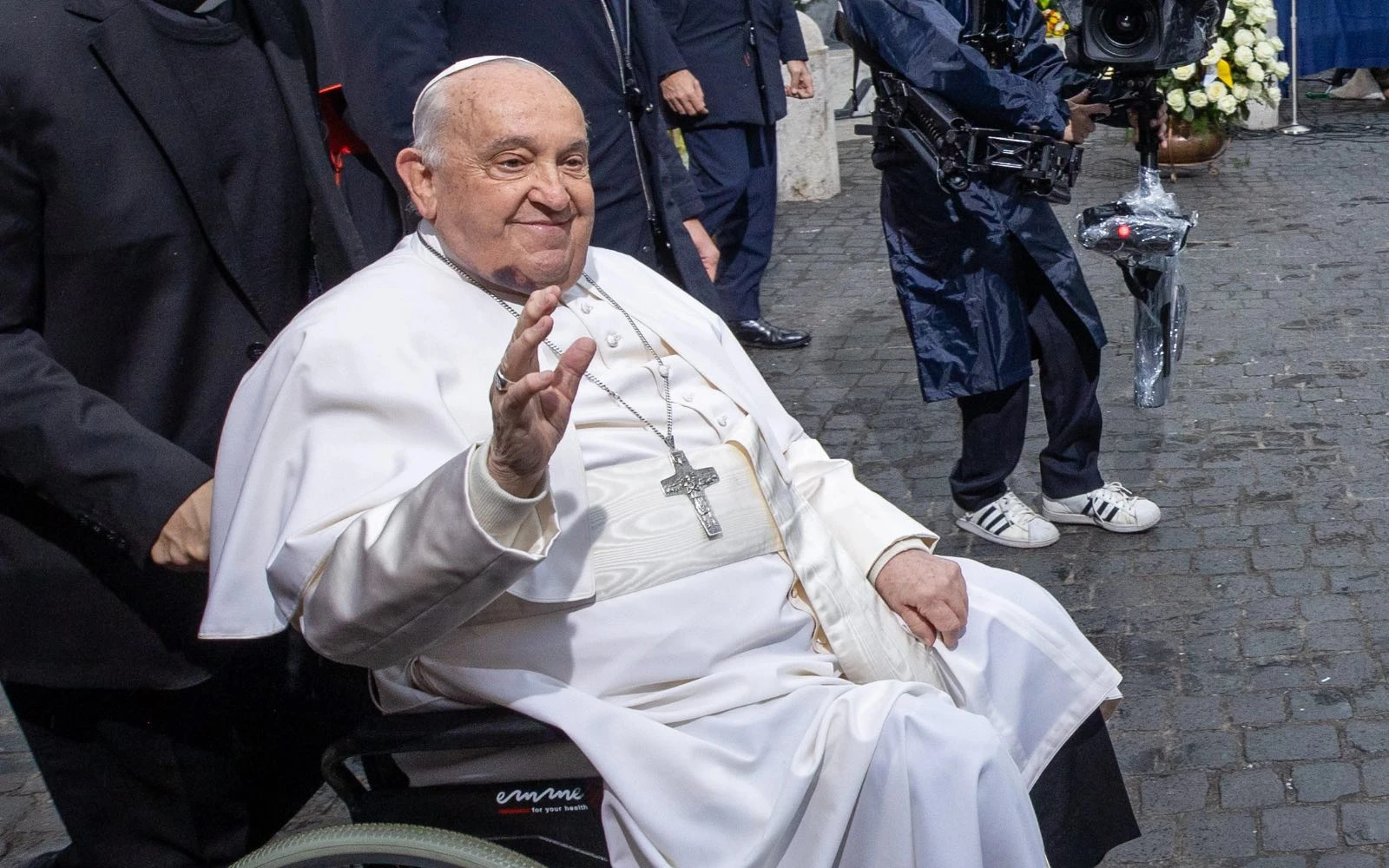 El Papa Francisco saluda a la multitud reunida en la Plaza de España de Roma, el 8 de diciembre de 2024. En la imagen se puede ver el hematoma bajo su mentón sobre el que bromeó con el Cardenal Jaime Spengler.?w=200&h=150