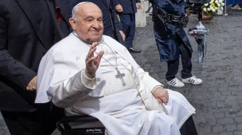 El Papa Francisco saluda a la multitud reunida en la Plaza de España de Roma, el 8 de diciembre de 2024. En la imagen se puede ver el hematoma bajo su mentón sobre el que bromeó con el Cardenal Jaime Spengler.