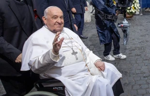 El Papa Francisco saluda a la multitud reunida en la Plaza de España de Roma, el 8 de diciembre de 2024. En la imagen se puede ver el hematoma bajo su mentón sobre el que bromeó con el Cardenal Jaime Spengler. Crédito: Daniel Ibáñez / EWTN News.