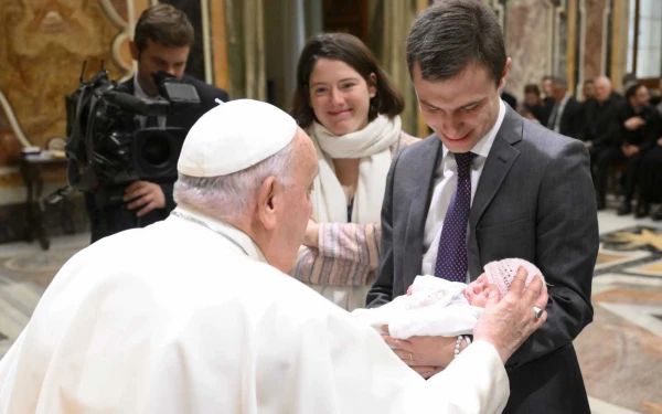 El Papa Francisco saluda a un bebé durante un encuentro con la comunidad académica del Pontificio Instituto Teológico Juan Pablo II para las Ciencias del Matrimonio y la Familia en el Vaticano, el lunes 25 de noviembre de 2024. Crédito: Vatican Media.