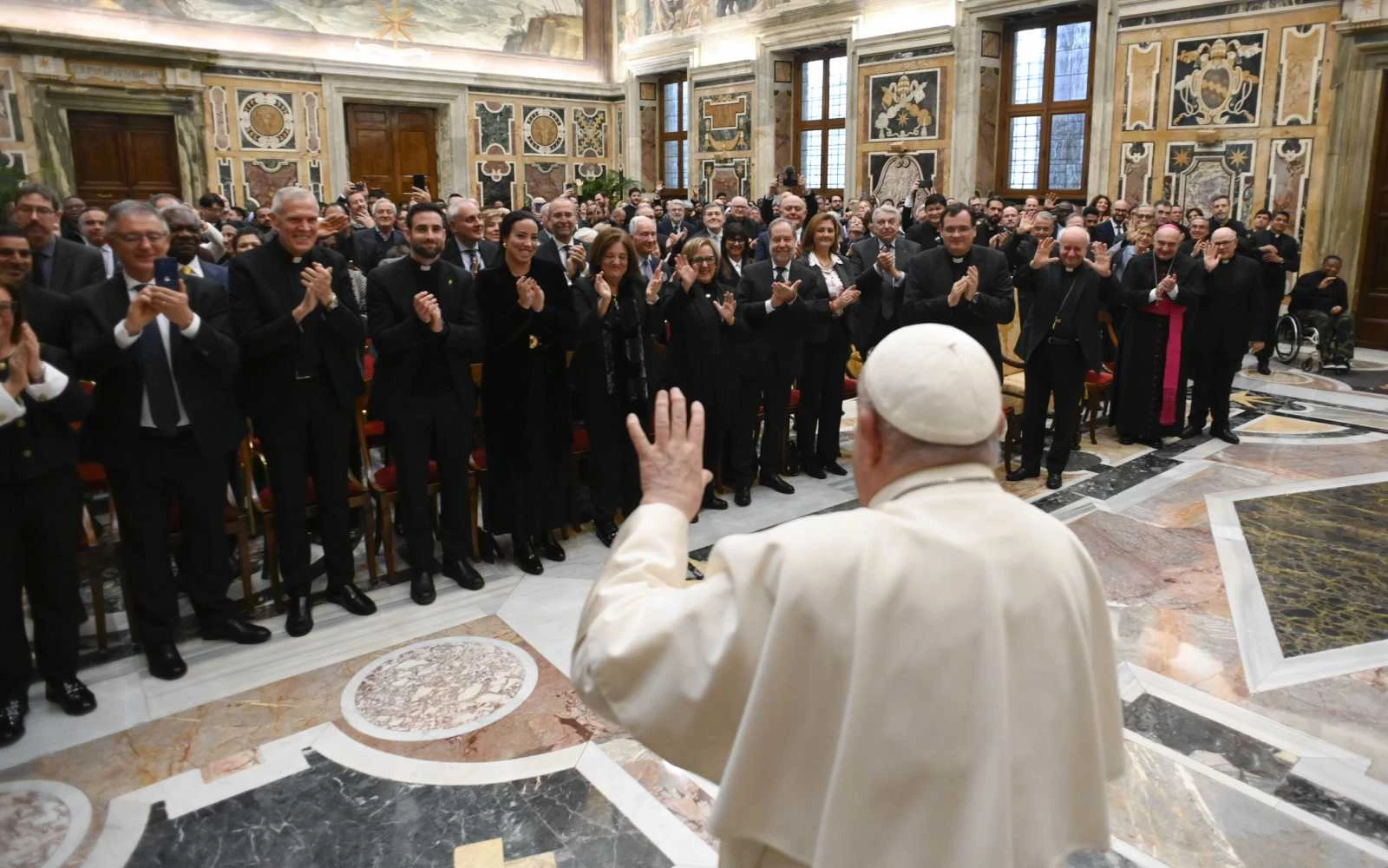 El Papa Francisco se reúne con la comunidad académica del Pontificio Instituto Teológico Juan Pablo II para las Ciencias del Matrimonio y de la Familia en el Vaticano, el lunes 25 de noviembre de 2024.?w=200&h=150