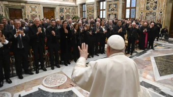 El Papa Francisco se reúne con la comunidad académica del Pontificio Instituto Teológico Juan Pablo II para las Ciencias del Matrimonio y de la Familia en el Vaticano, el lunes 25 de noviembre de 2024.