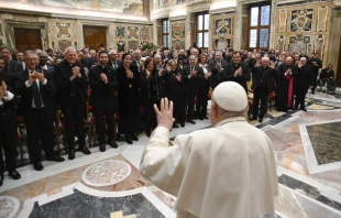 El Papa Francisco se reúne con la comunidad académica del Pontificio Instituto Teológico Juan Pablo II para las Ciencias del Matrimonio y de la Familia en el Vaticano, el lunes 25 de noviembre de 2024. Crédito: Vatican Media.