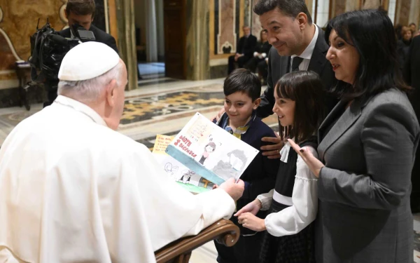 El Papa Francisco saluda a una familia durante su encuentro con la comunidad académica del Pontificio Instituto Teológico Juan Pablo II para las Ciencias del Matrimonio y la Familia en el Vaticano, el lunes 25 de noviembre de 2024. Crédito: Vatican Media