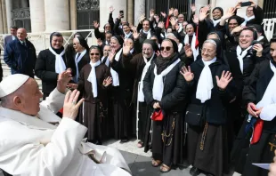 Papa Francisco con un grupo de religiosas en el Vaticano Crédito: Vatican Media