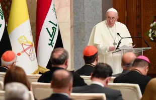 El Papa Francisco se reúne con autoridades políticas, líderes civiles y diplomáticos en el Palacio Presidencial en Bagdad, el 5 de marzo de 2021. Crédito: Vatican Media.