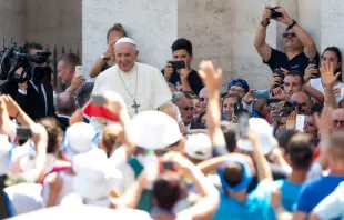 El Papa Francisco durante un encuentro con jóvenes en la Plaza de San Pedro en el Vaticano. Crédito: Daniel Ibáñez / ACI Prensa