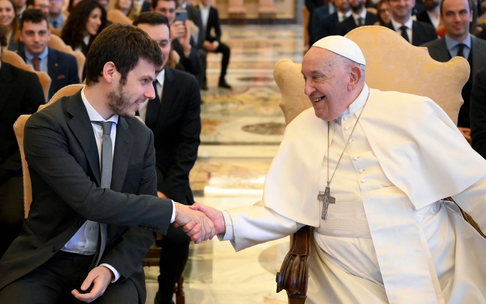 El Papa Francisco saluda a los miembros del Consejo Nacional de la Juventud de Italia en el Vaticano, el 16 de noviembre de 2024.?w=200&h=150