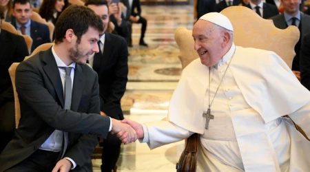 El Papa Francisco saluda a los miembros del Consejo Nacional de la Juventud de Italia en el Vaticano.