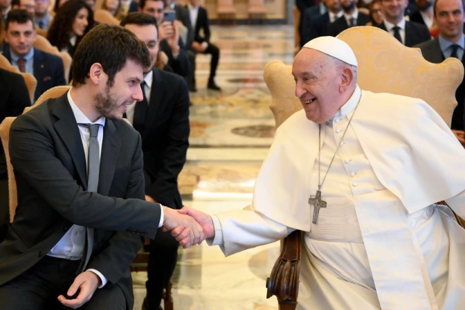 El Papa Francisco saluda a los miembros del Consejo Nacional de la Juventud de Italia en el Vaticano.