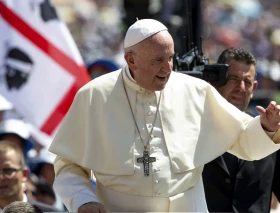 El Papa Francisco se encuentra con 80 jóvenes en la parroquia Santa Bernadette Soubirous en Roma